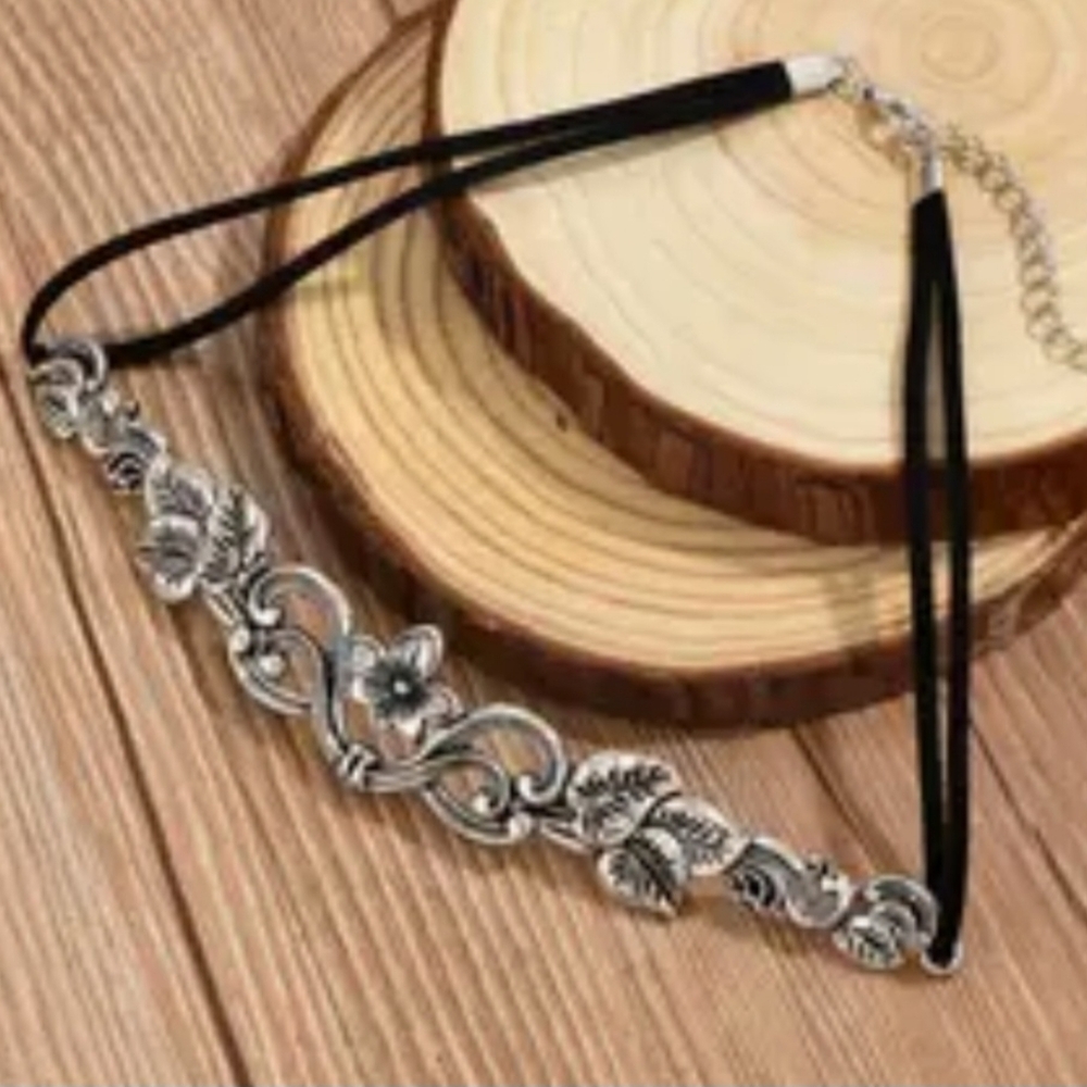Elegant Silver Floral Choker Necklace - Picture 5 of 5